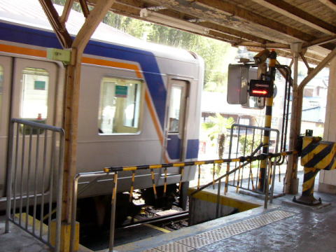 南海高野線高野下駅ホームの踏切